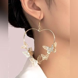 🦇4 for $20! Gold heart shaped earrings with butterflies and rhinestones. Nwot